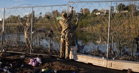 Texas despliega más de 160 kilómetros de alambrada en su frontera con