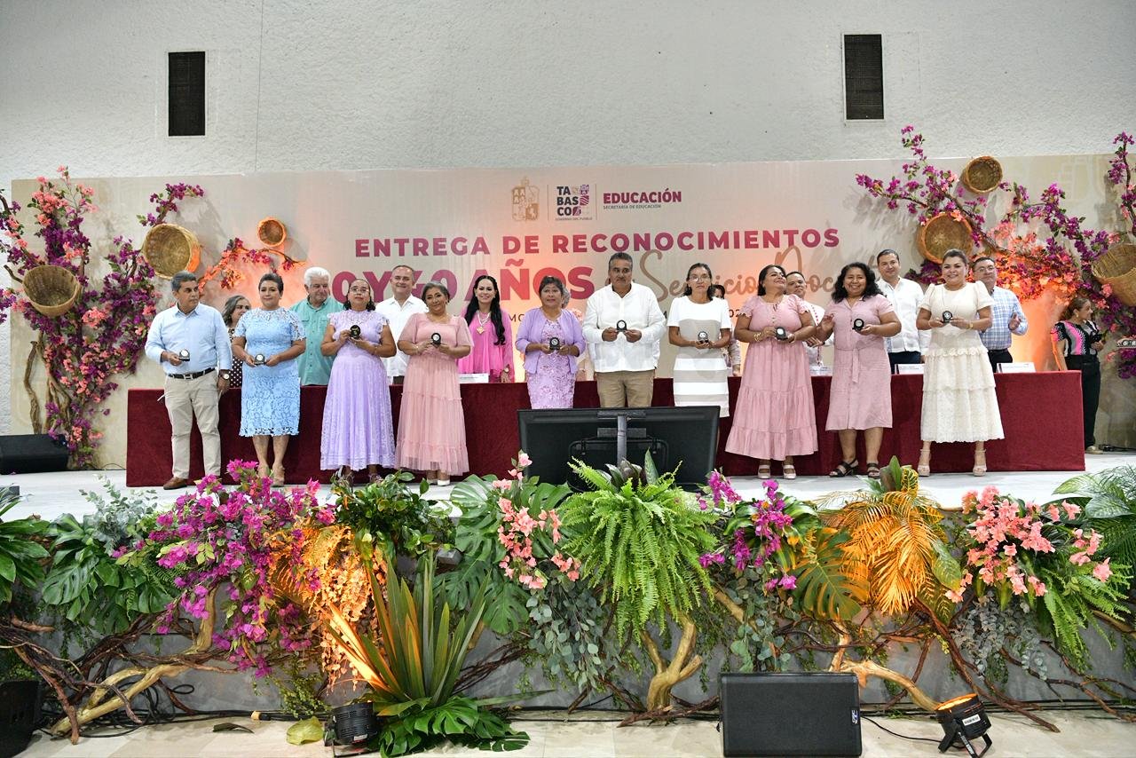 Reconocen en Tabasco a docentes por 30 y 40 años de servicio