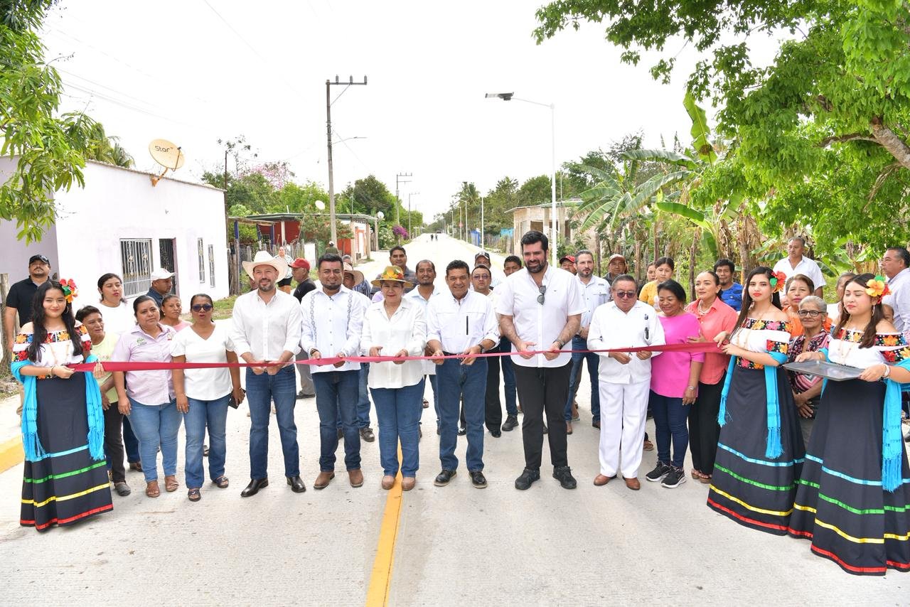 Gobierno del Pueblo transforma Balancán; entrega May pavimentación de calles en Villa El Triunfo