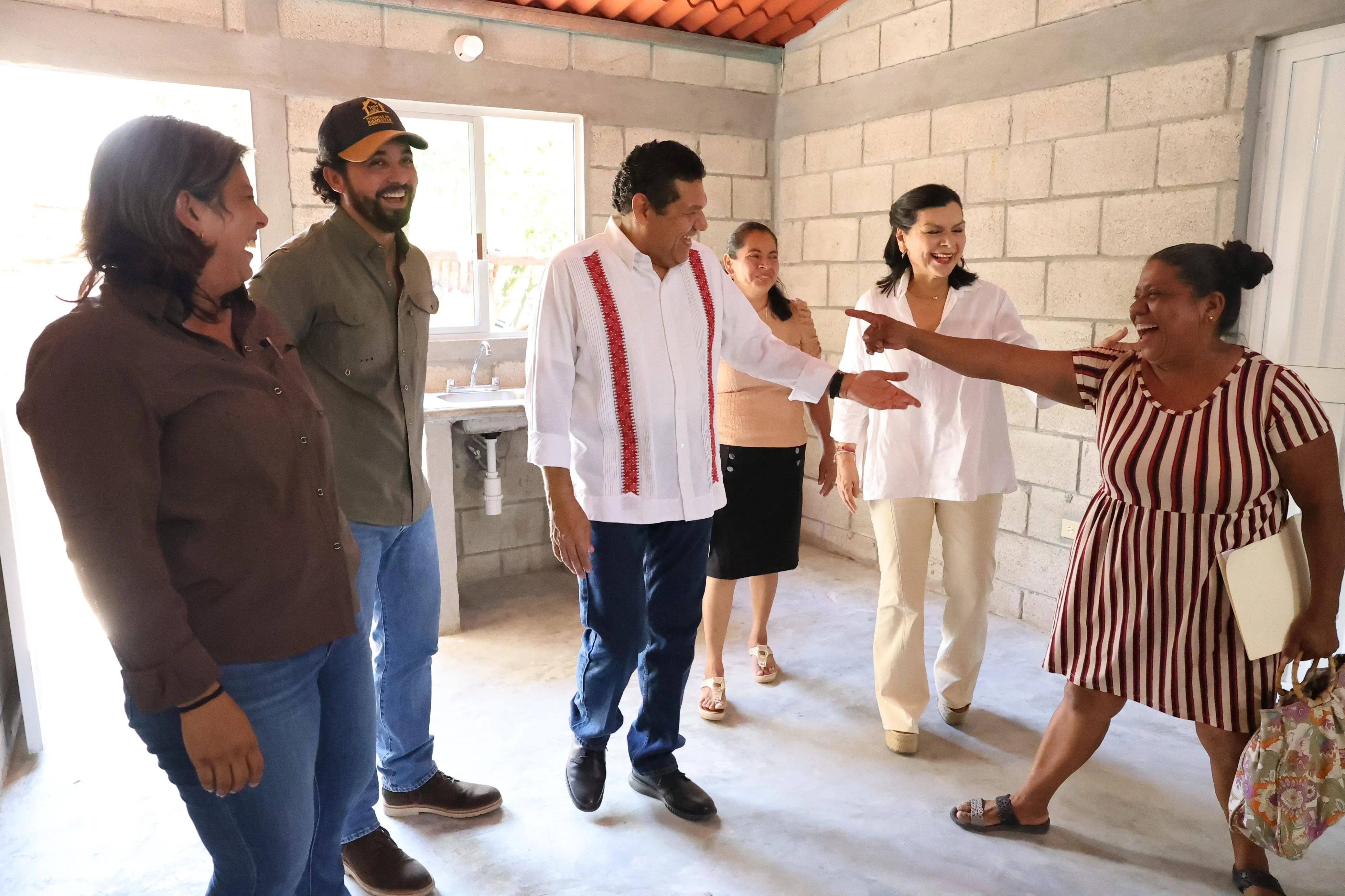 Entrega Javier May Viviendas del Bienestar a 65 familias de Centro