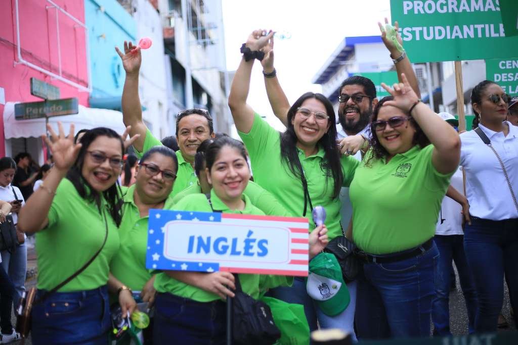 Gallo Universitario desborda de alegría las calles de Villahermosa 