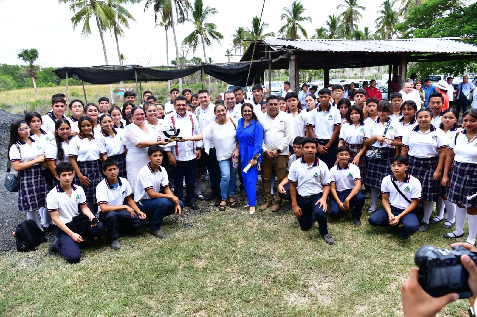 Crónica: Entrega Gobernador Javier May Rodríguez premios proambientales en lugar resilente que superó los cambios del hombre*