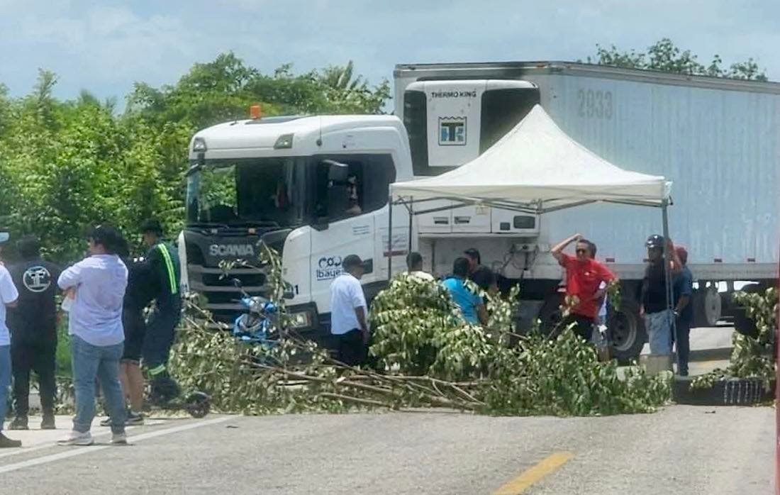 Bloqueos en Atasta y El Tortuguero colapsan paso al Sureste
