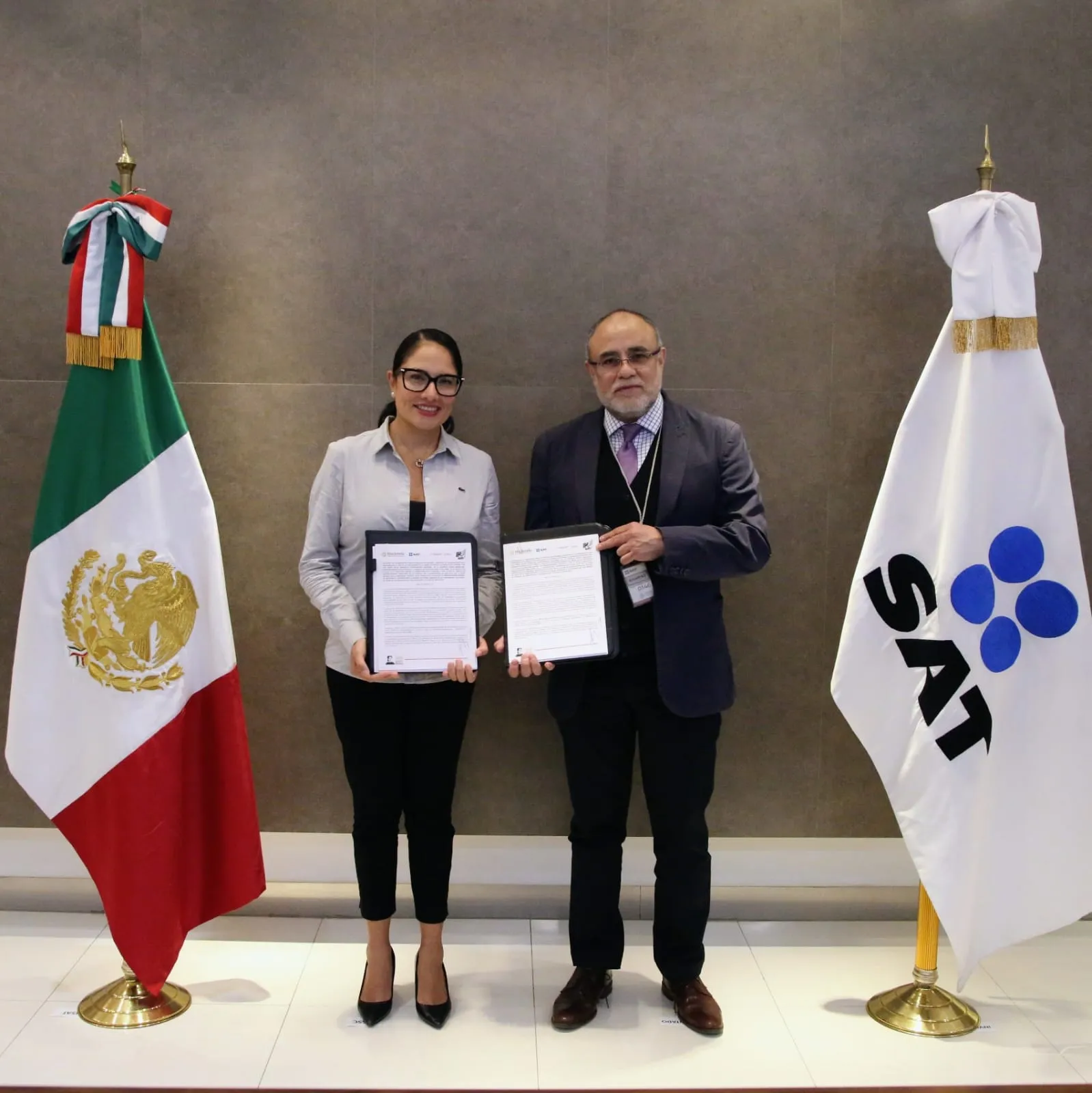 SAT y Becas Bienestar firman convenio para digitalizar trámites de 20 millones de beneficiarios