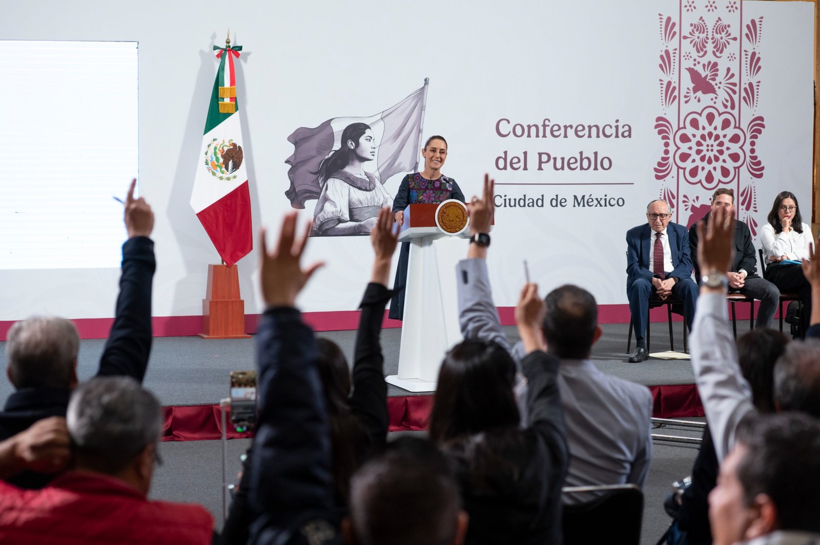 El Gobierno de México anunció un incremento al IEPS y una estrategia nacional para disminuir el consumo de refrescos y prevenir enfermedades crónicas.