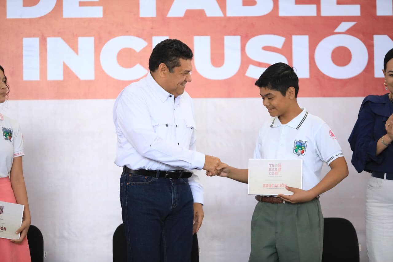 Tabletas para secundaria llegan a Jonuta y Macuspana