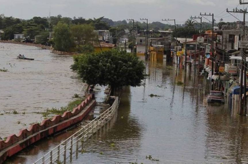 Se desborda río Coatzacoalcos y deja decenas de comunidades inundadas