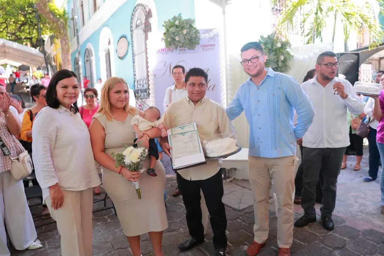 Centro +Cerca llega a la Zona Luz con bodas, apoyos DIF y servicios públicos