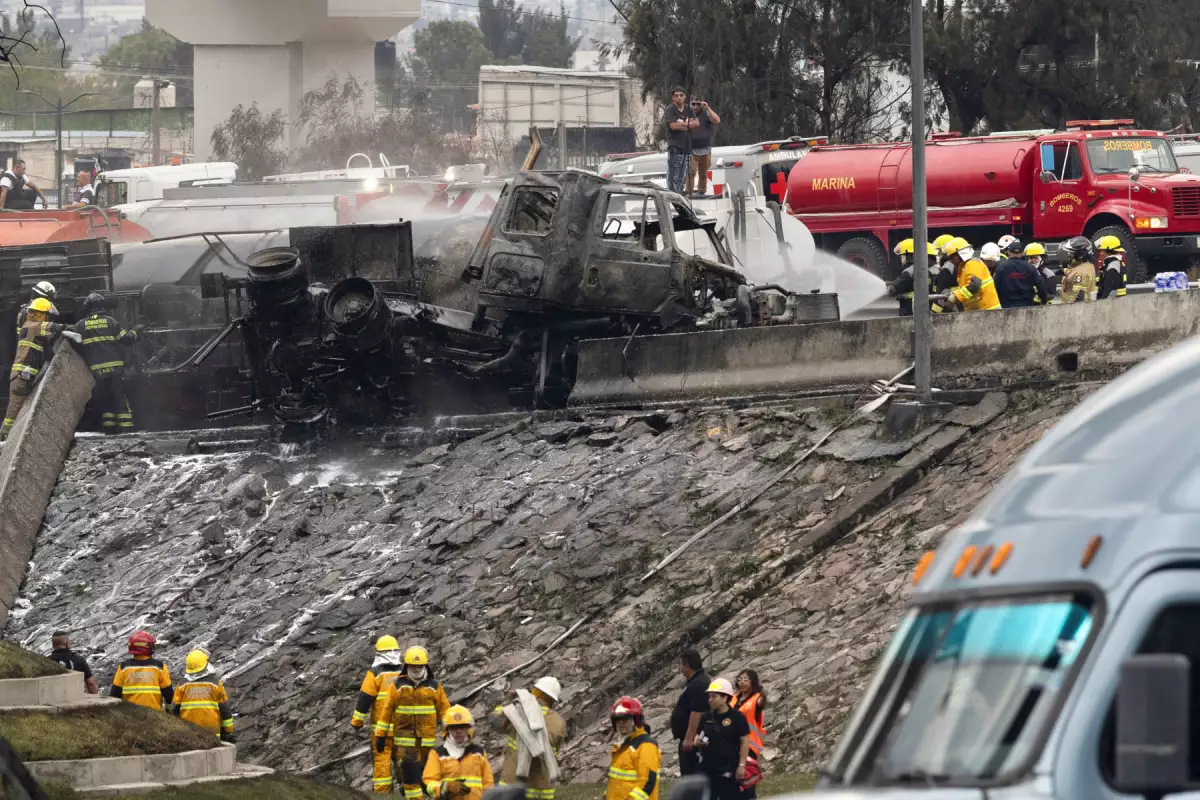 Una pipa que transportaba gas LP derrapó en el Puente de La Concordia y explotó, dejando muertos y decenas de heridos.