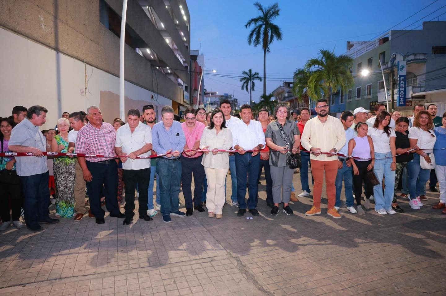 inaugura Javier May y Yolanda Osuna rehabilitación de alumbrado en Barrio Mágico de Villahermosa