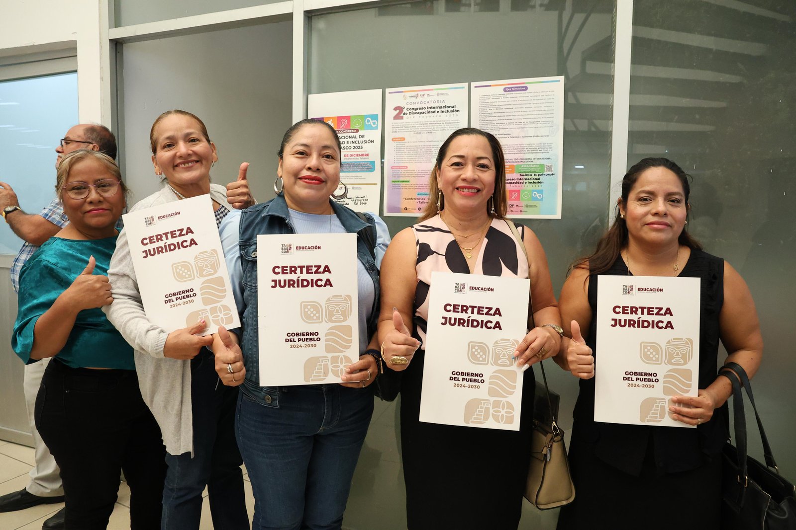 Escuelas reciben escrituras para acceder a programas de mejora