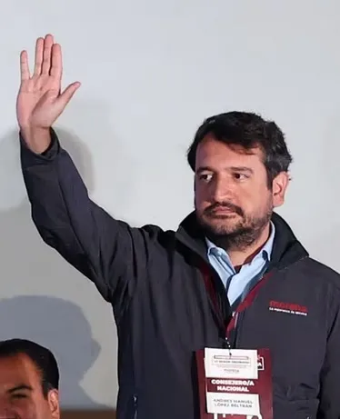 Andrés López Beltrán deja cargo en Morena y buscará ser diputado federal por Tabasco