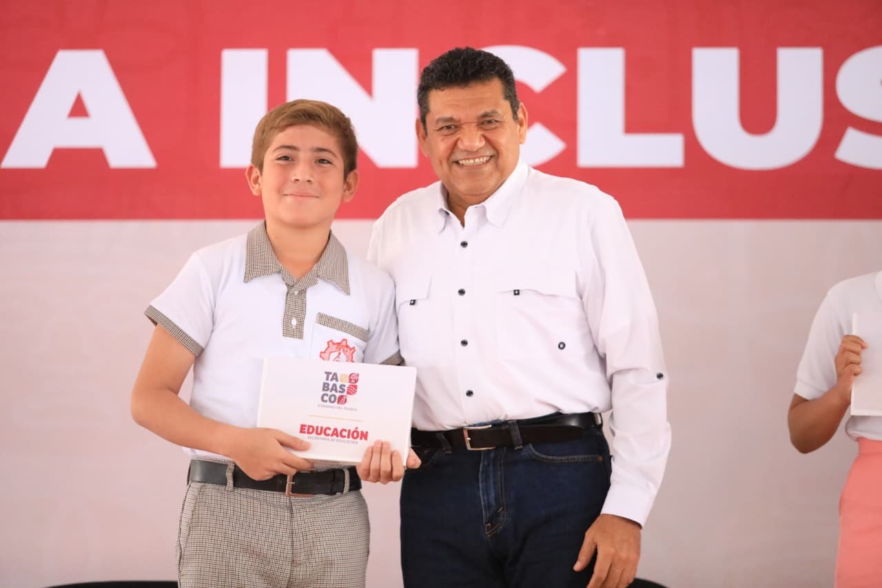 Javier May: Programas sociales para jefas de familia y estudiantes