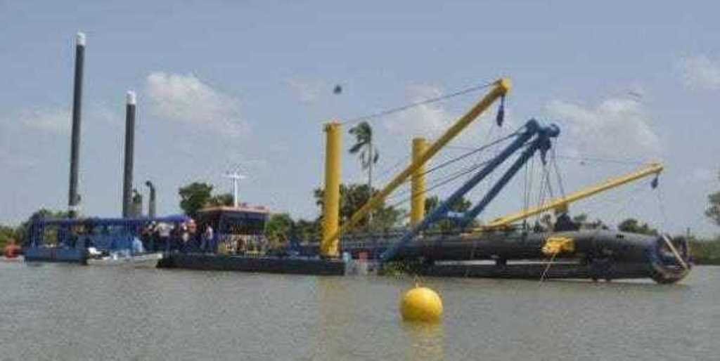 Listas dos dragas para desazolvar el Macayo 