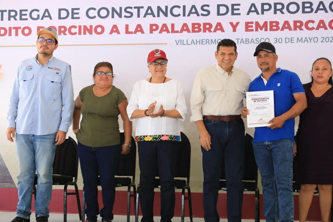 Tabasco camina hacia la soberanía alimentaria: Entrega  May Créditos Porcinos y cayucos a productores