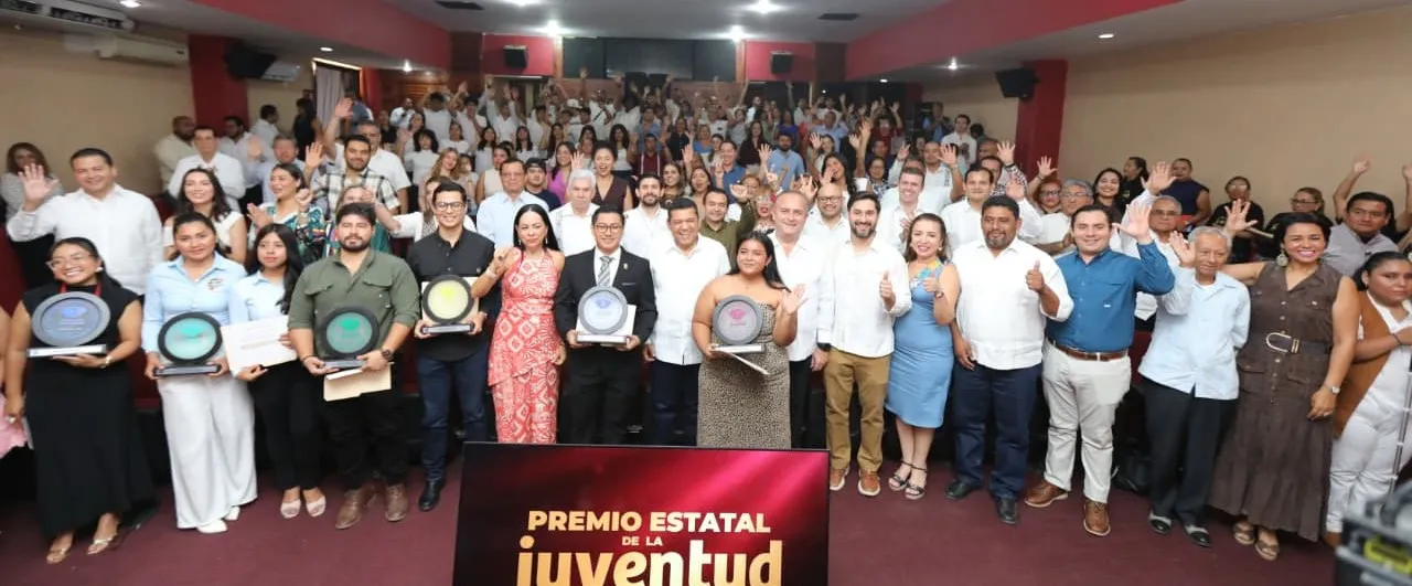 Javier May entrega el Premio Estatal de la Juventud