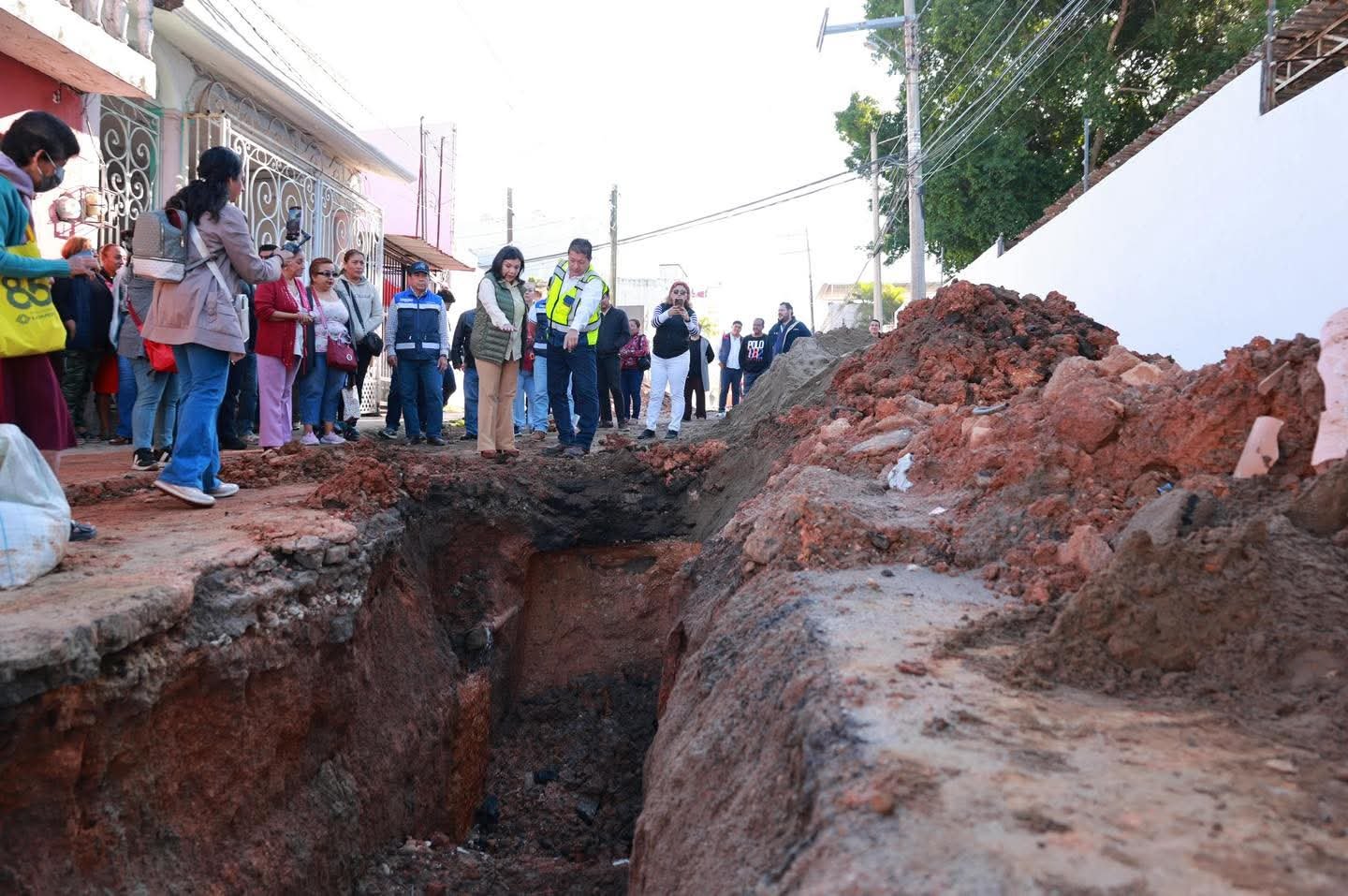 Supervisa Yolanda Osuna sustitución de red de drenaje sanitario en calle Zapotal, en Atasta