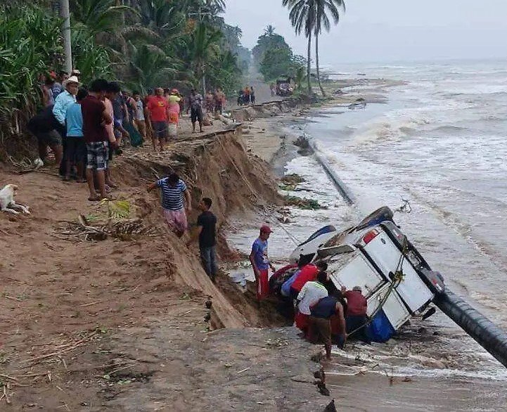 Colapsa tramo vial entre Sánchez Magallanes y El Alacrán; comunidad vuelve a quedar incomunicada