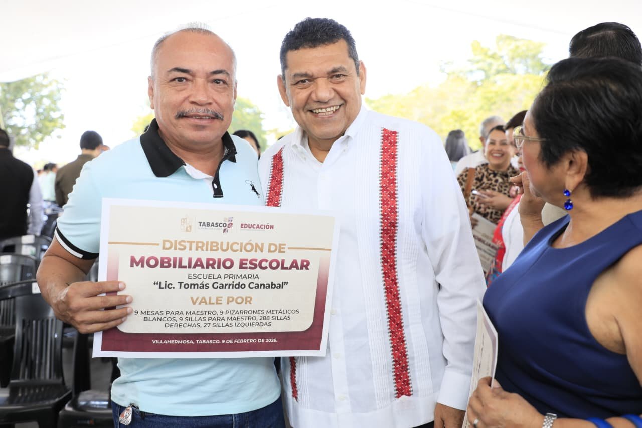 Directores celebran renovación de mobiliario tras años de rezago