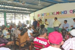 Recorrido por Jalpa  de Méndez para  informar a la población por el caso CFE