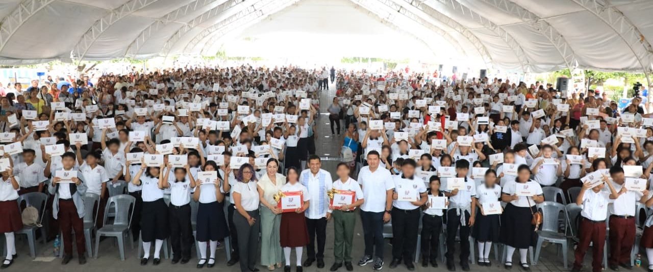 Revolución digital en las aulas: entrega May 5,700 tabletas en Paraíso y Comalcalco