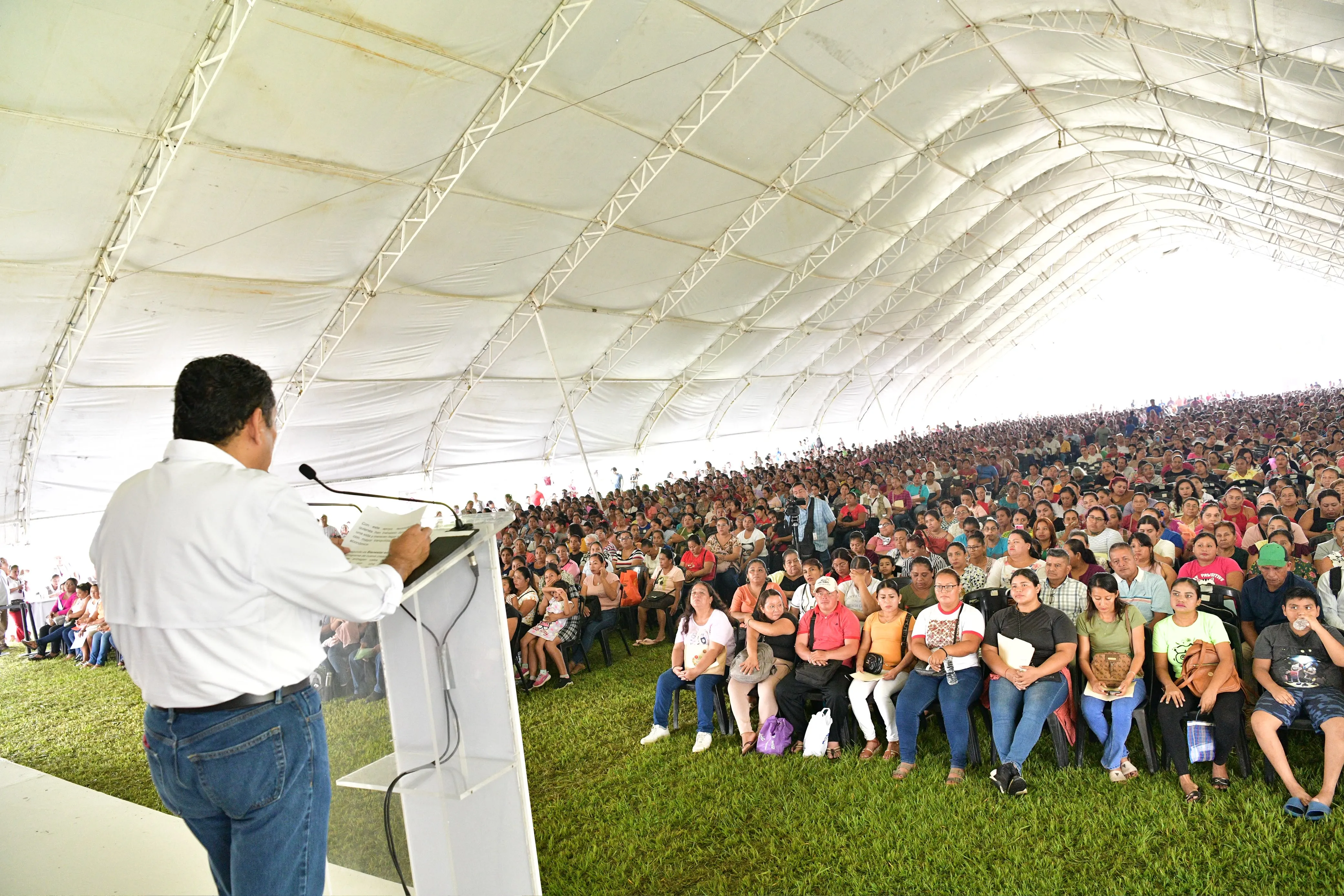 Entregan 4,300 apoyos sociales en Tacotalpa y Macuspana