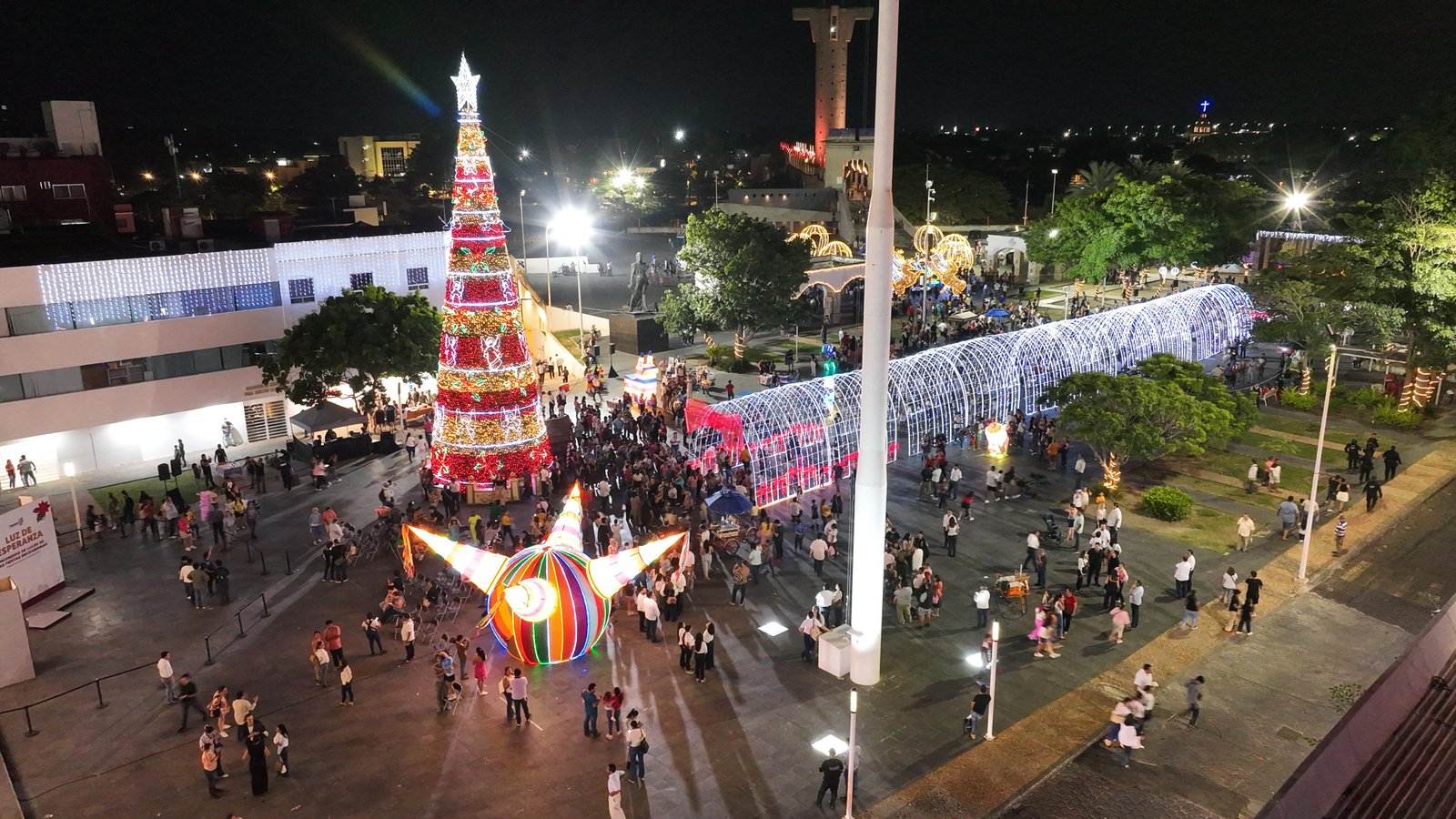 Plaza de Armas se ilumina; familias disfrutan la Navidad en el Edén