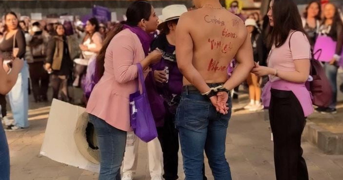 Se viraliza reclamo a hombre en marcha del 8M en Tlaxcala