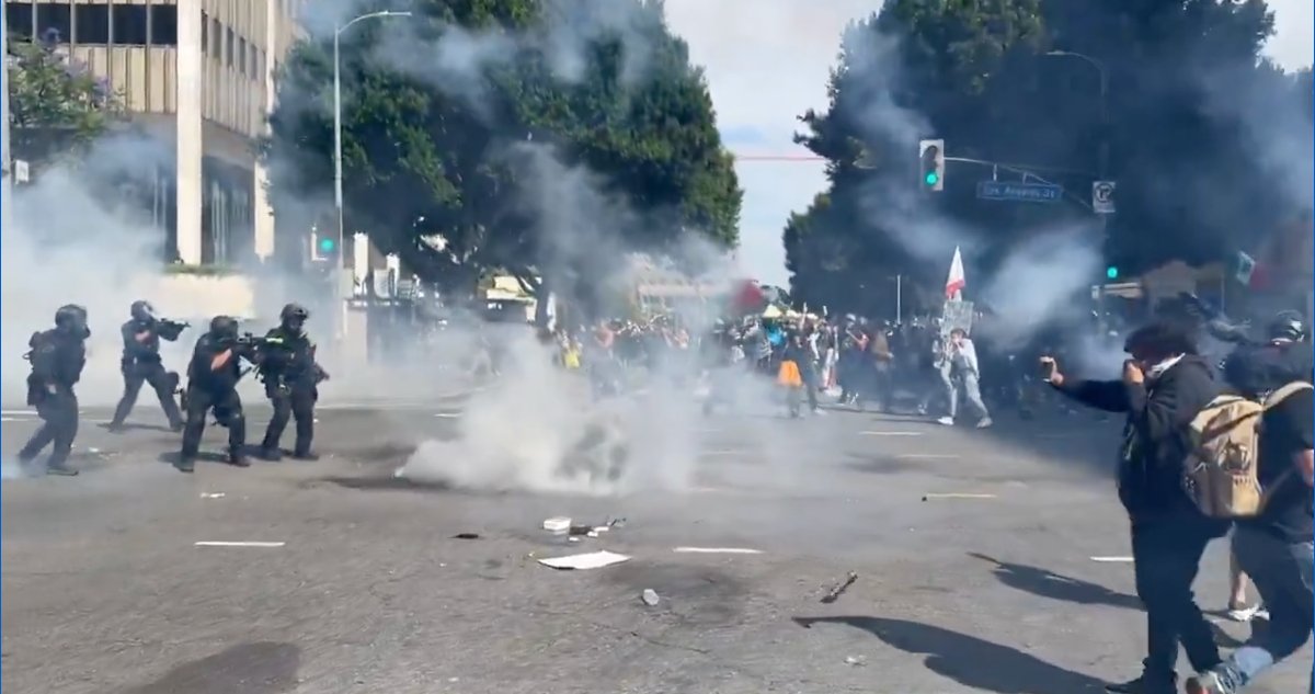 LA: Policía dispersa a manifestantes