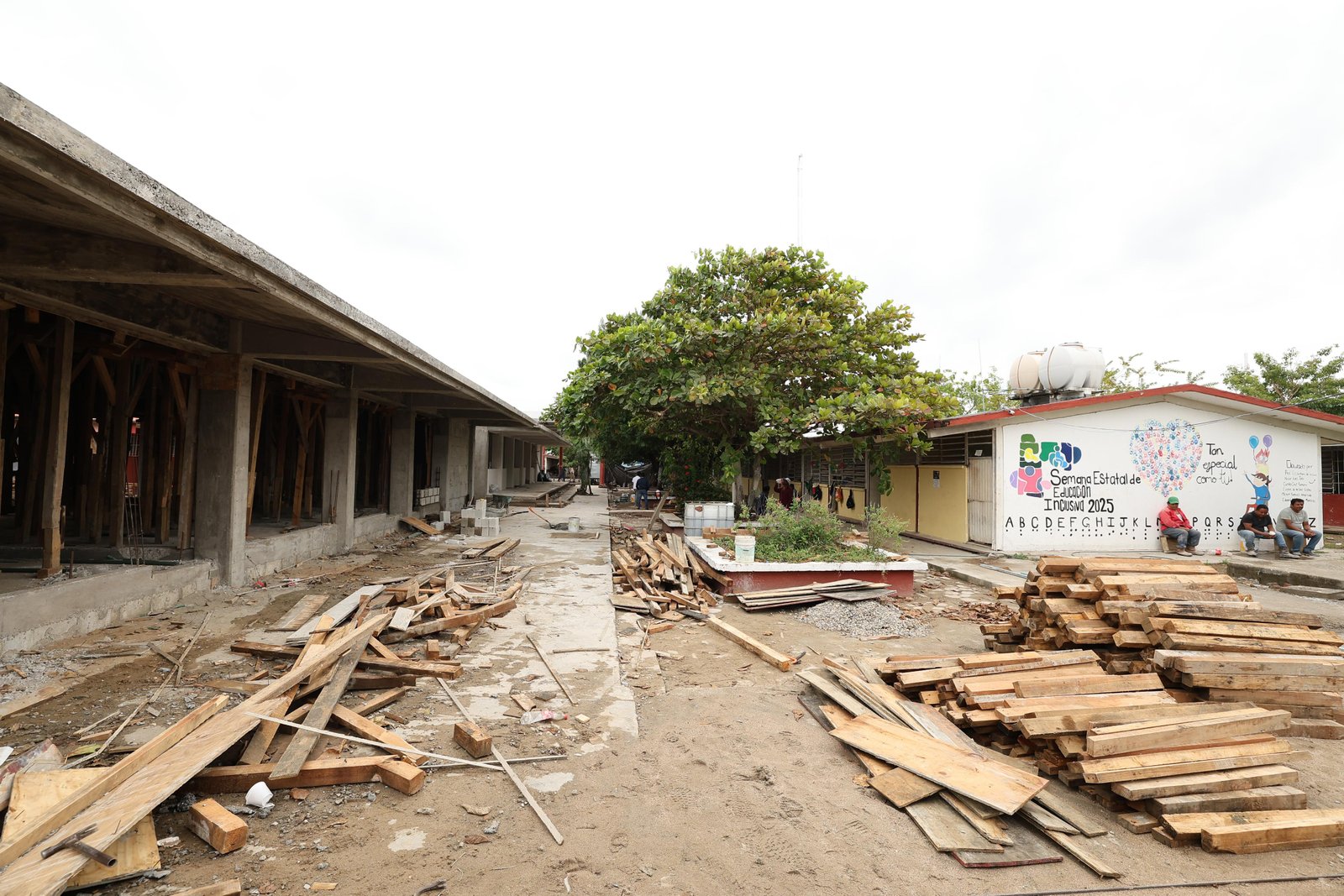 A punto de finalizar la rehabilitación de secundaria en Centla