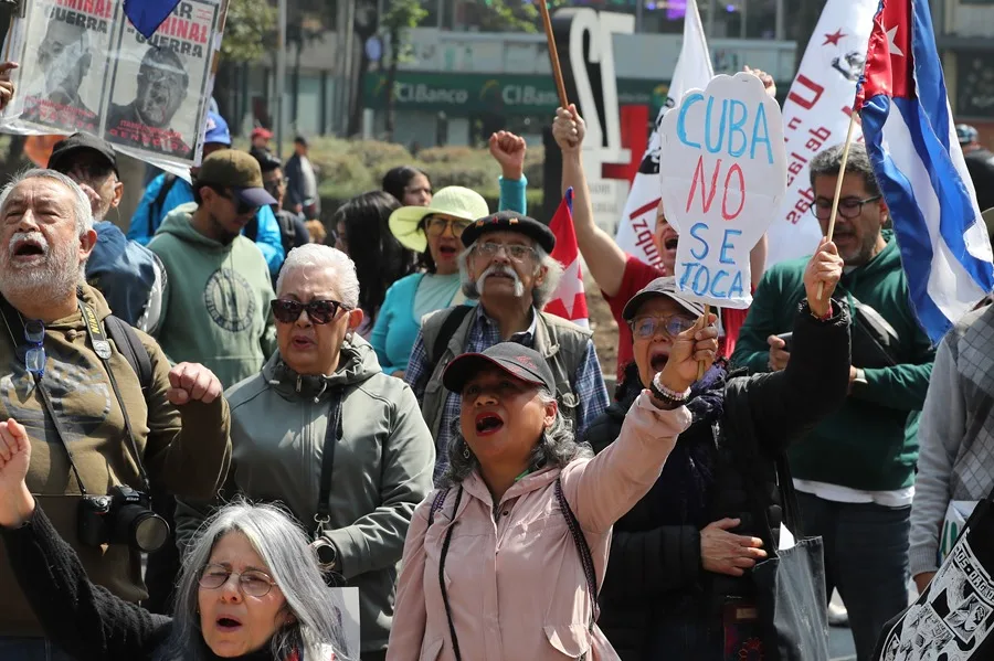 Miles marchan en CDMX contra el bloqueo de EU a Cuba en el 73 aniversario de la Revolución