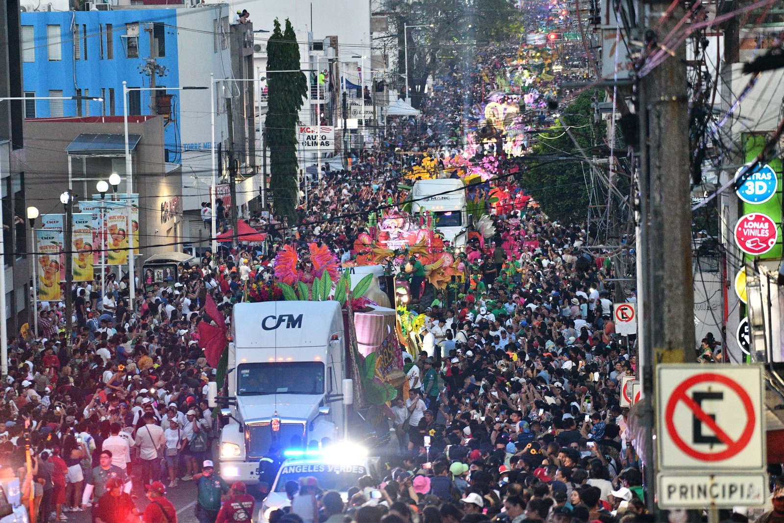 ¡Hierve El Edén con desfile de carros alegóricos!; imperan el orden y la seguridad