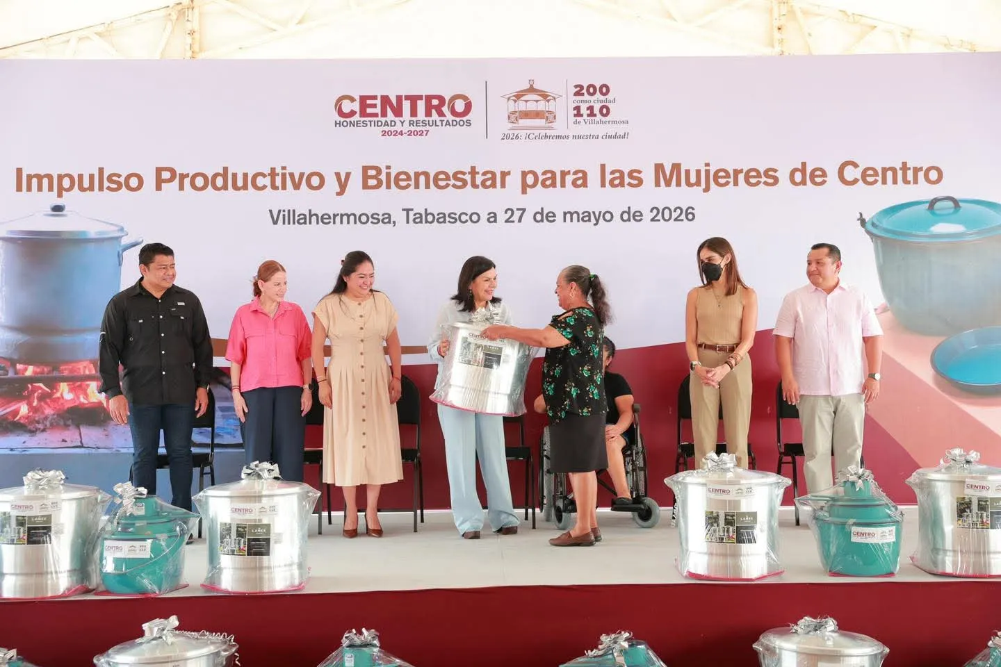 Entrega Yolanda Osuna  ollas vaporeras y utensilios a 896 mujeres en Centro