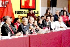 A “seguir defendiendo  el petróleo”: AMLO
