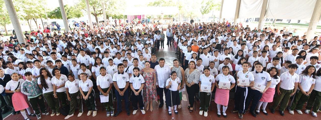 Estudiantes de Los Ríos celebran tabletas para sus tareas