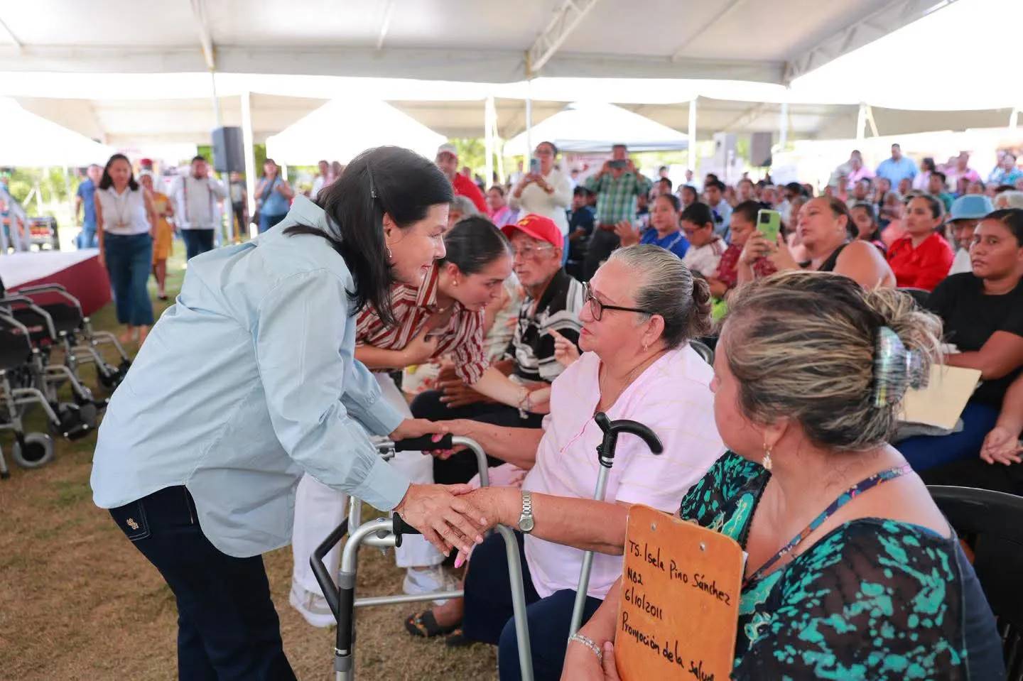 Yolanda Osuna lleva apoyos y servicios a Las Rosas y Ocuiltzapoltán