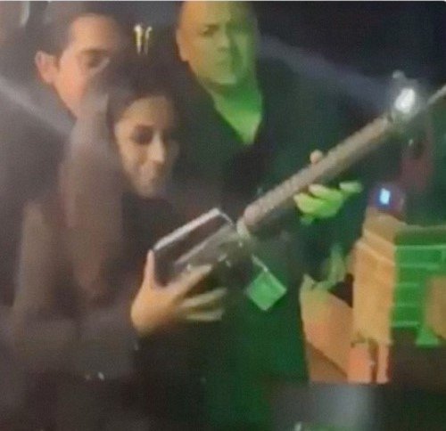 Candidata del PAN “alcoholizada”  dispara un fusil de asalto en fiesta