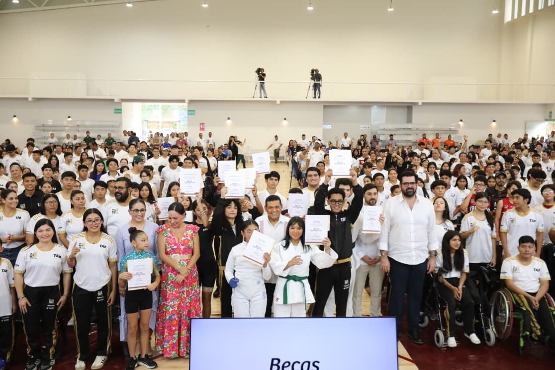 Nuevo Palacio de los Deportes vibra con la entrega de 500 becas
