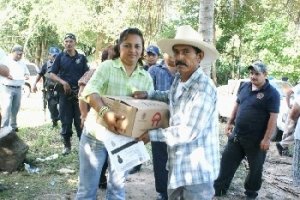 Entrega de despensa a damnificados por las inundaciones en Tenosique