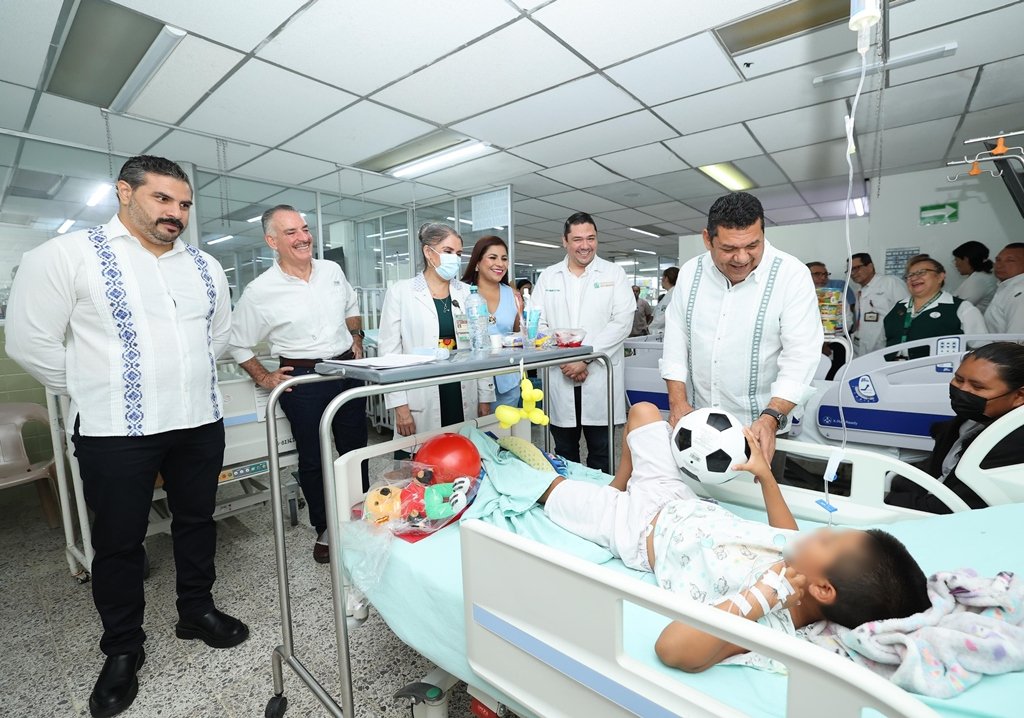 Lleva Javier May alegría a infantes del Hospital del Niño