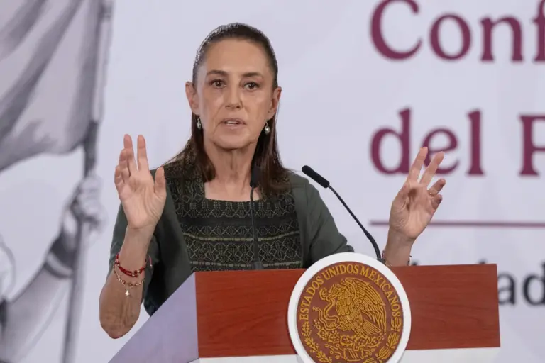 Sheinbaum tunde a Salinas Pliego tras rechifla: “Se creen sus propios bots”