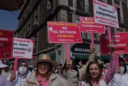 AMLO recomienda a la Marea Rosa “echarle ganas” y tener autocrítica