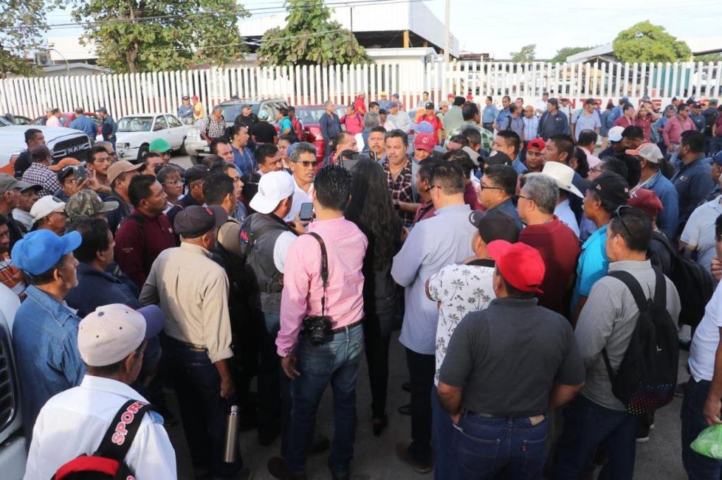 Protestan trabajadores de Cematab 