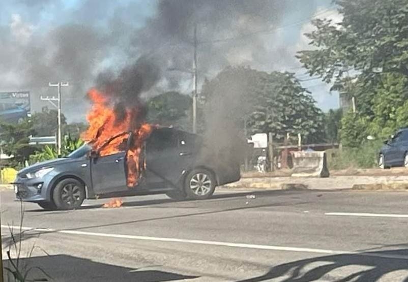 Martes de terror: Reportan quema de vehículos en la carretera Vhsa- Frontera