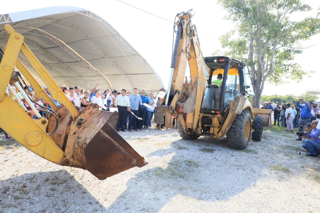 Javier May triplicará el suministro de agua potable en Comalcalco