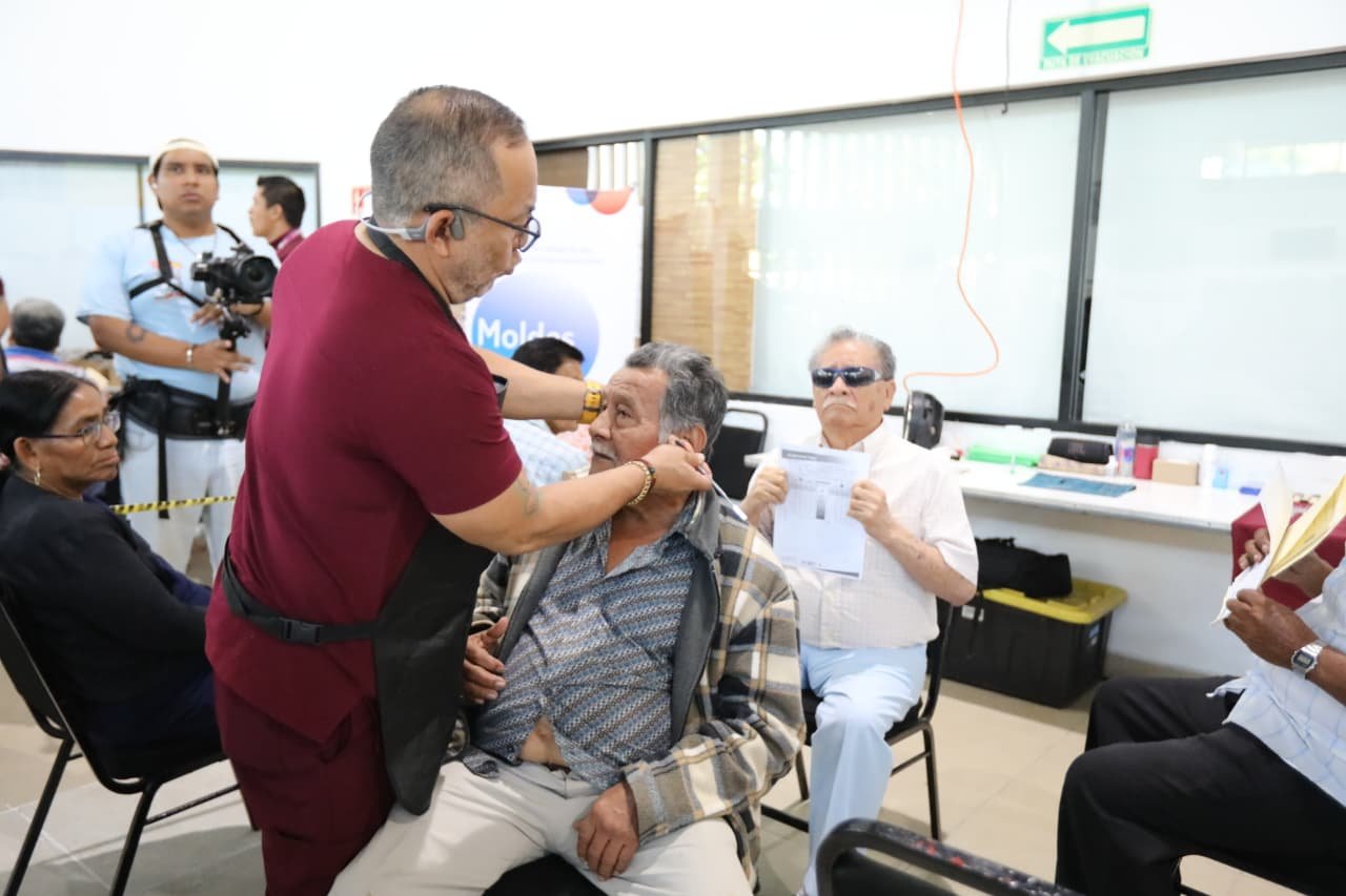 Entregan 420 auxiliares auditivos gratuitos en Tabasco