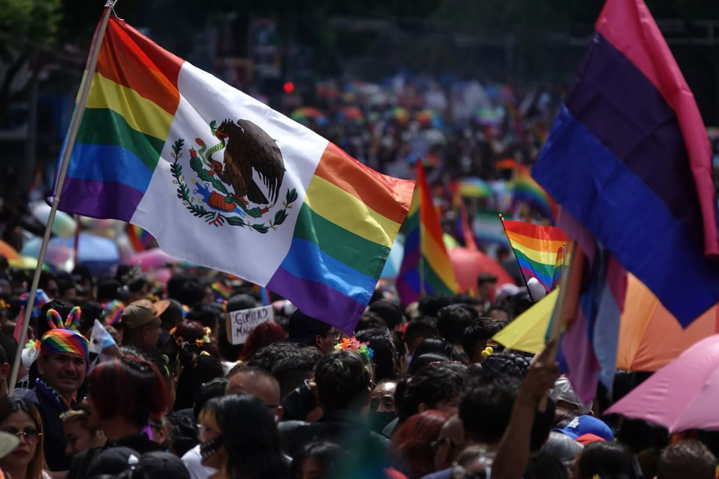 Apoyo a la comunidad LGBTQ+ crece en conciencia, pero retrocede en aceptación concreta