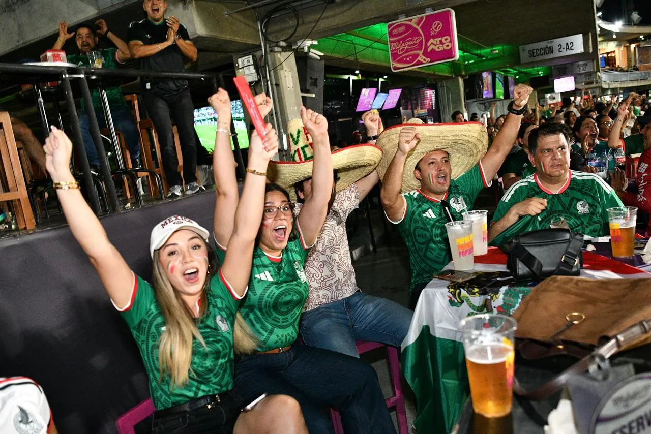 Afición tabasqueña "invade" el Centenario; familias celebran segunda victoria del ‘Tri
