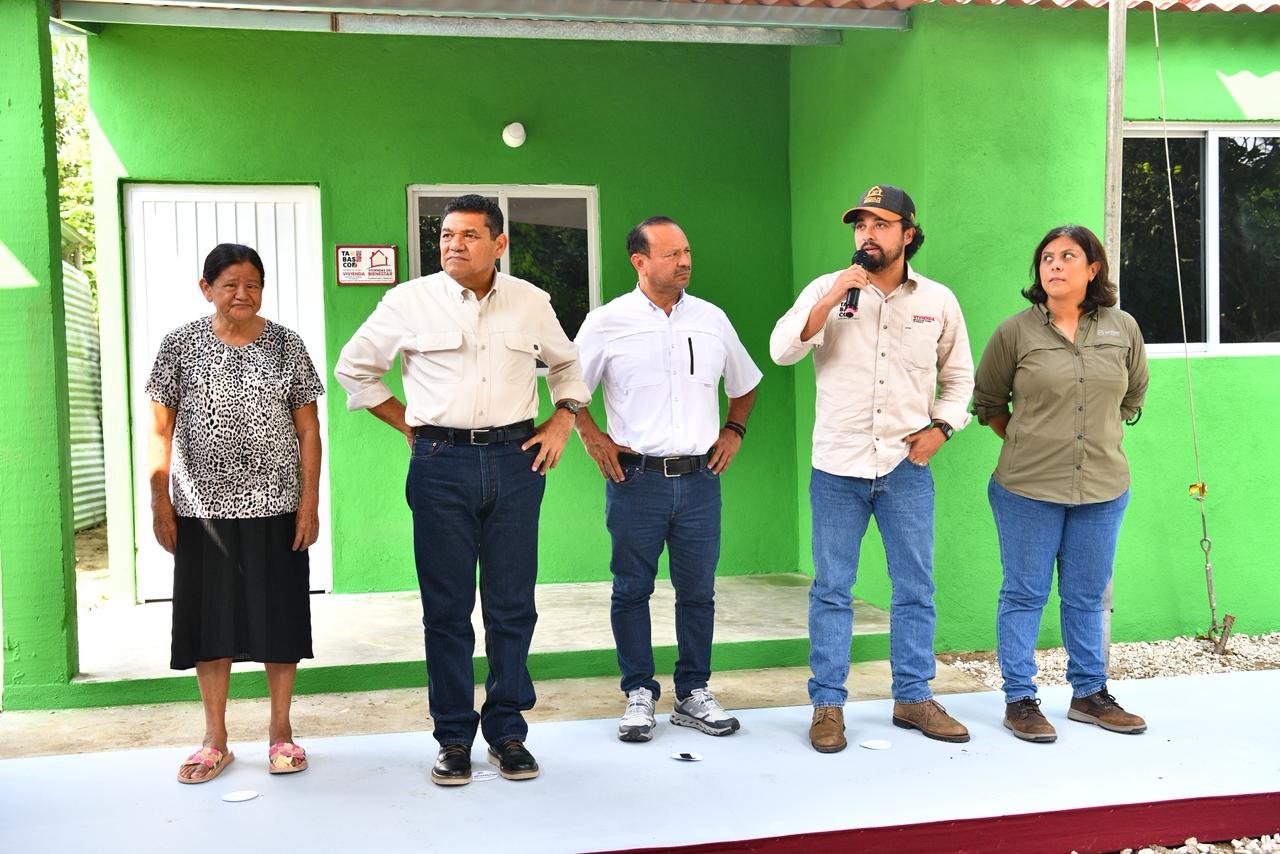 Familias del poblado C-33 reciben casas del Programa de Vivienda del Bienestar, parte del plan estatal “Construyendo Esperanza”.