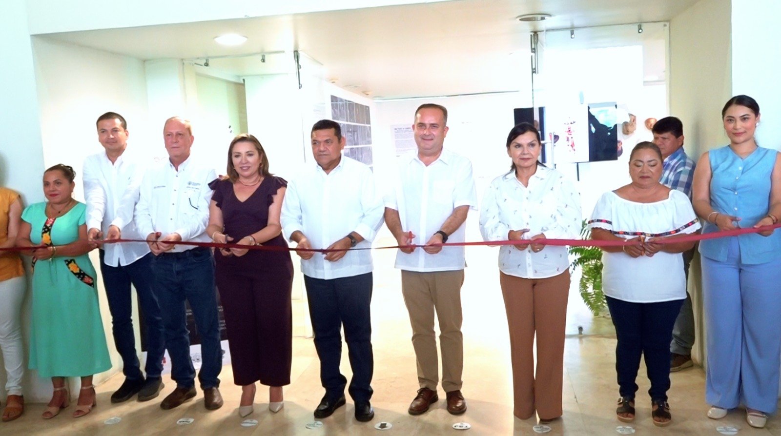 Inaugura May exposición “Del Telar al Teatro”